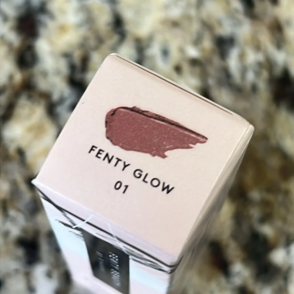 ♣️🍭Fenty Glow Gloss Bomb 01